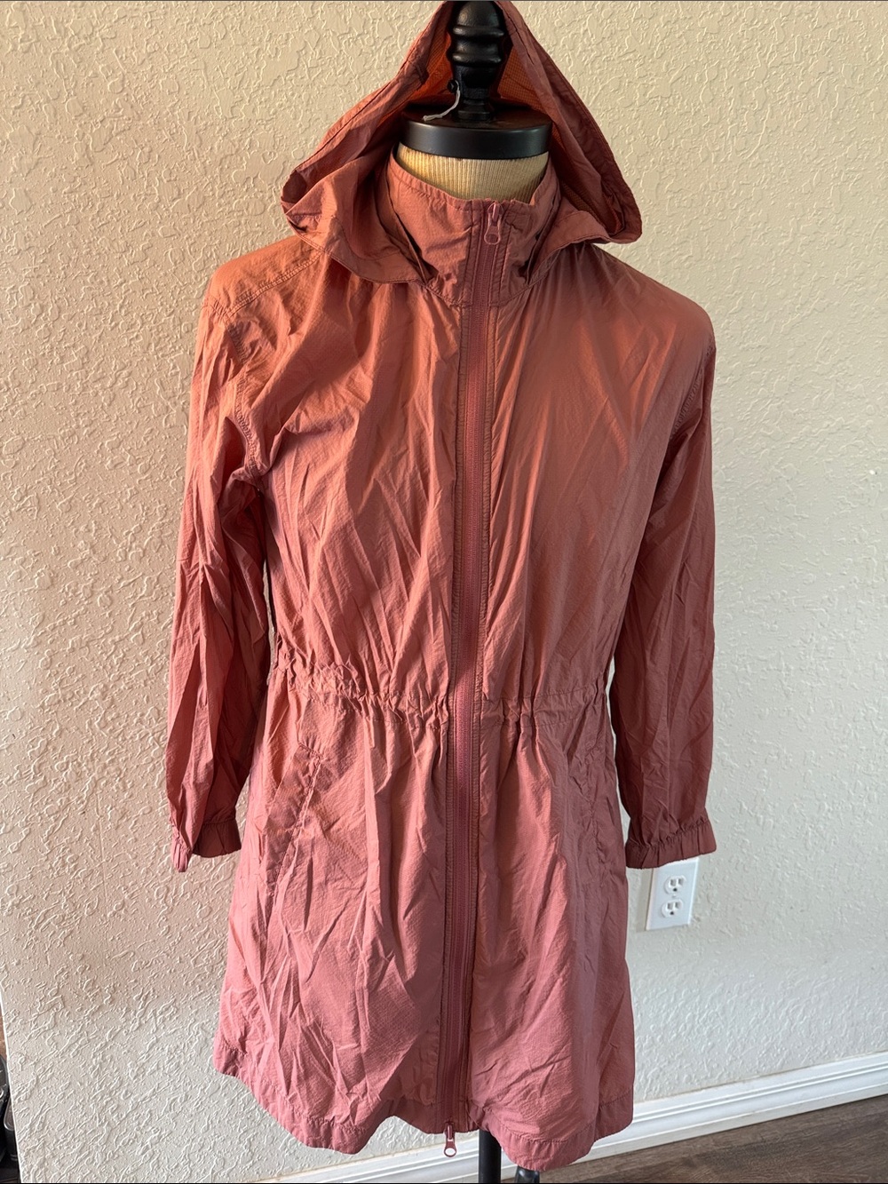 Old Navy Hooded Tunic-Length Lightweight Parka Jacket in a mauve/coral pink XS
